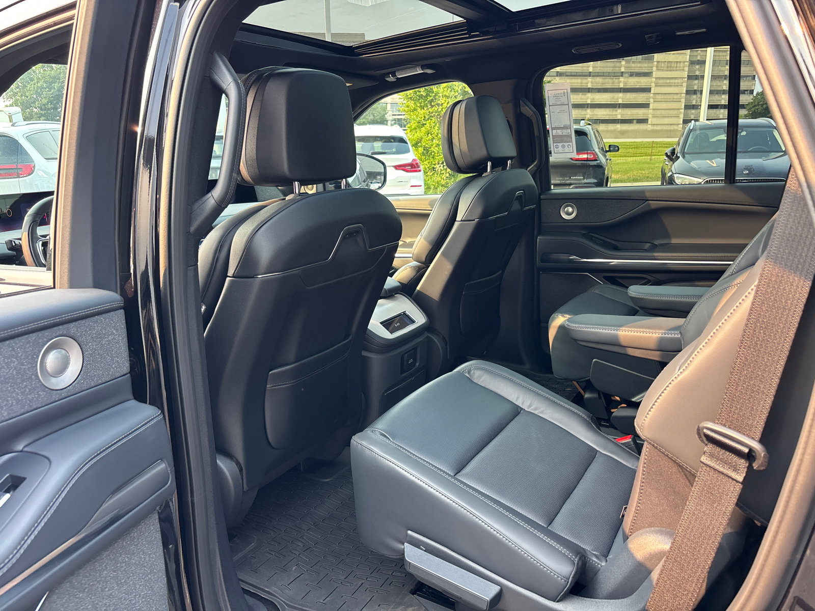 New 2027 Lincoln Navigator Reserve w/ Jet Appearance Package AWD/4WD image 27
