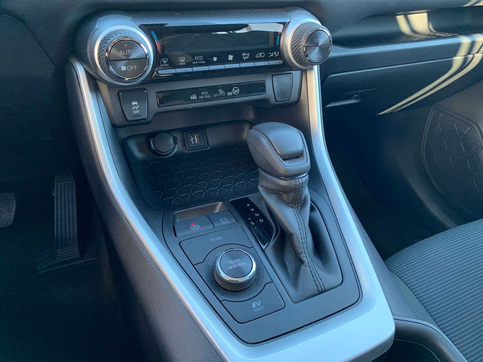 Used 2025 Toyota RAV4 LE image 40