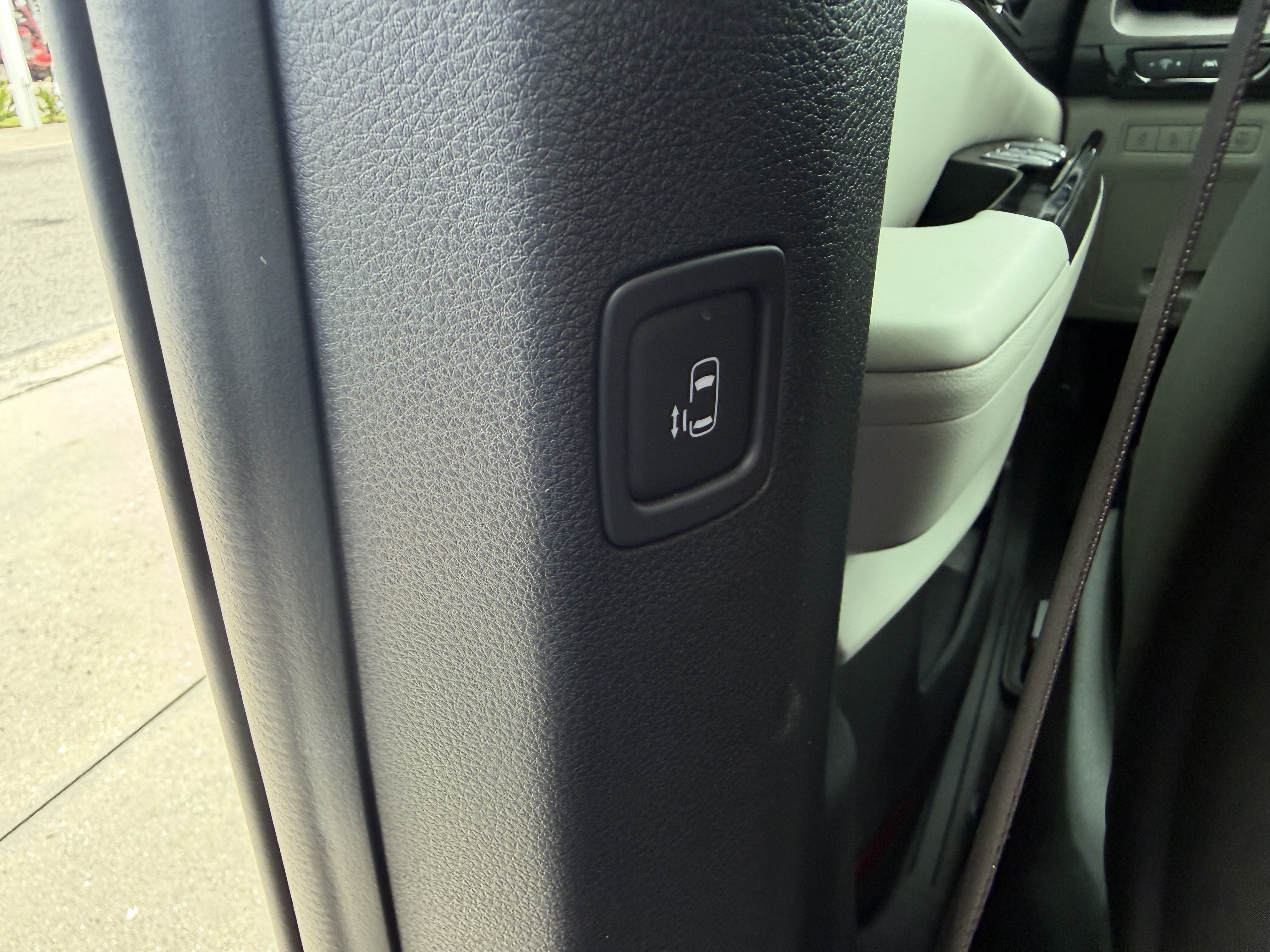 Certified 2024 Kia Carnival EX FWD image 17