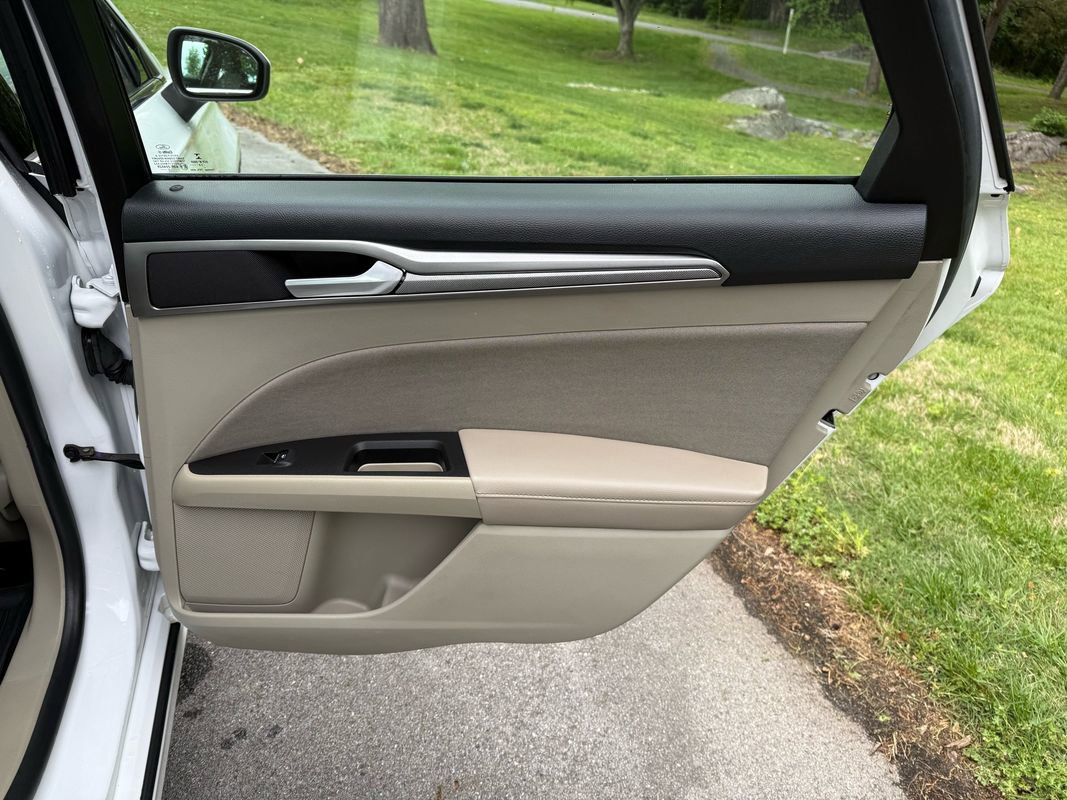 Used 2020 Ford Fusion SE FWD image 33
