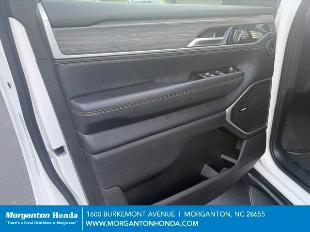 Used 2024 Jeep Wagoneer L Series II w/ Flexible Seating Group AWD/4WD image 12
