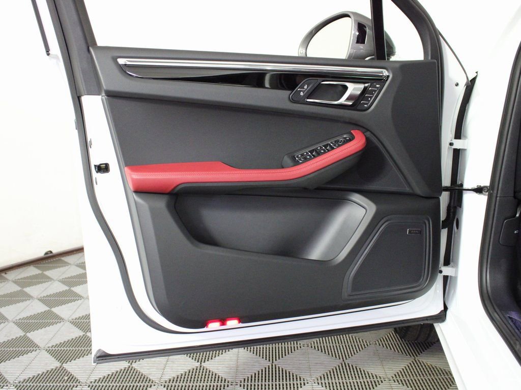 Certified 2026 Porsche Macan Turbo image 14