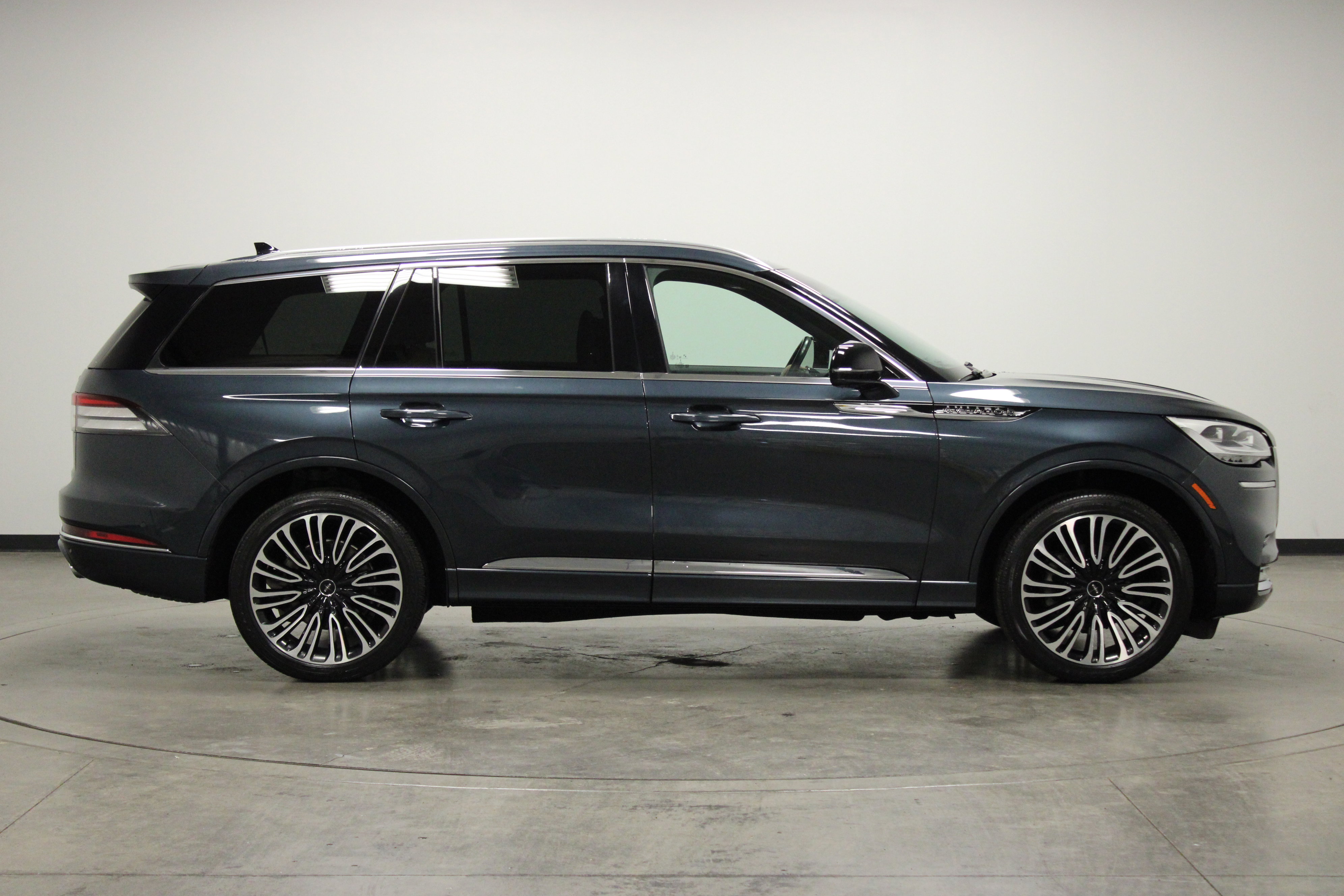 Used 2023 Lincoln Aviator Black Label w/ Class IV Trailer Tow Package image 9