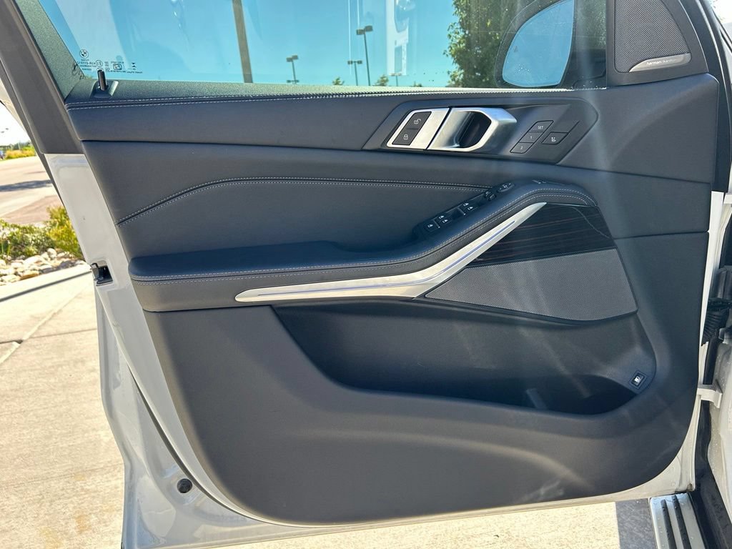 Used 2025 BMW X5 xDrive50e AWD/4WD image 23