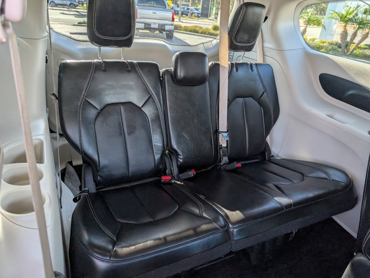 Used 2023 Chrysler Pacifica Touring-L image 6