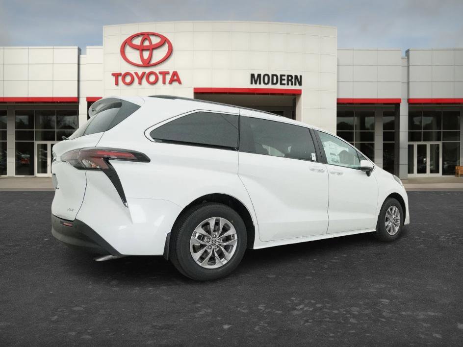 New 2026 Toyota Sienna XLE FWD image 7
