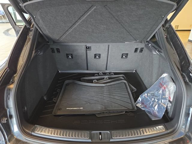 Used 2025 Porsche Macan AWD/4WD image 24