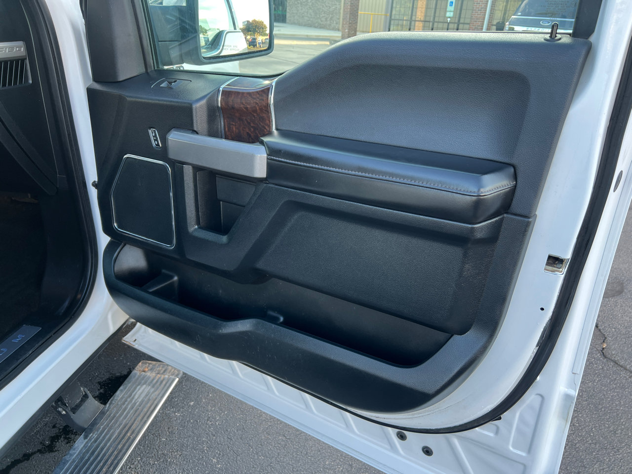 Used 2016 Ford F150 Platinum w/ Equipment Group 701A Luxury image 16