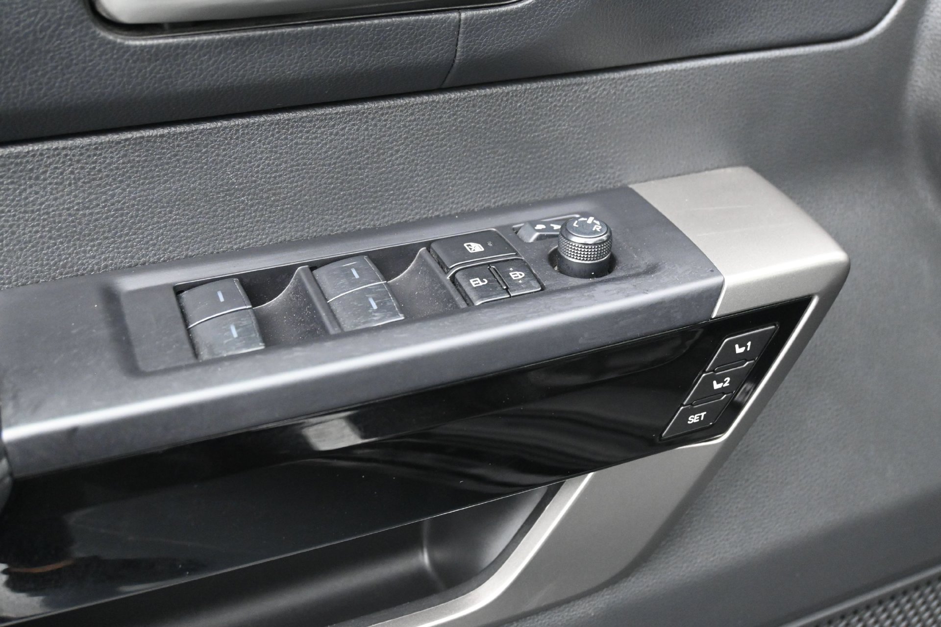 Used 2025 Toyota Tundra Limited AWD/4WD image 18