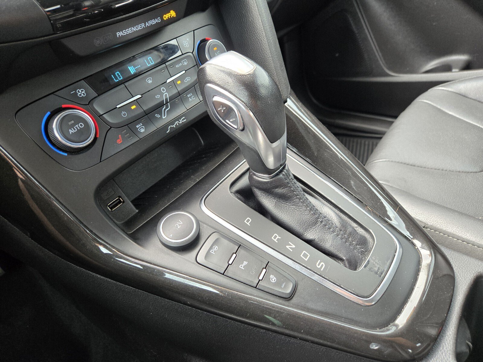 Used 2015 Ford Focus Titanium w/ Titanium Cold Weather Package FWD image 18