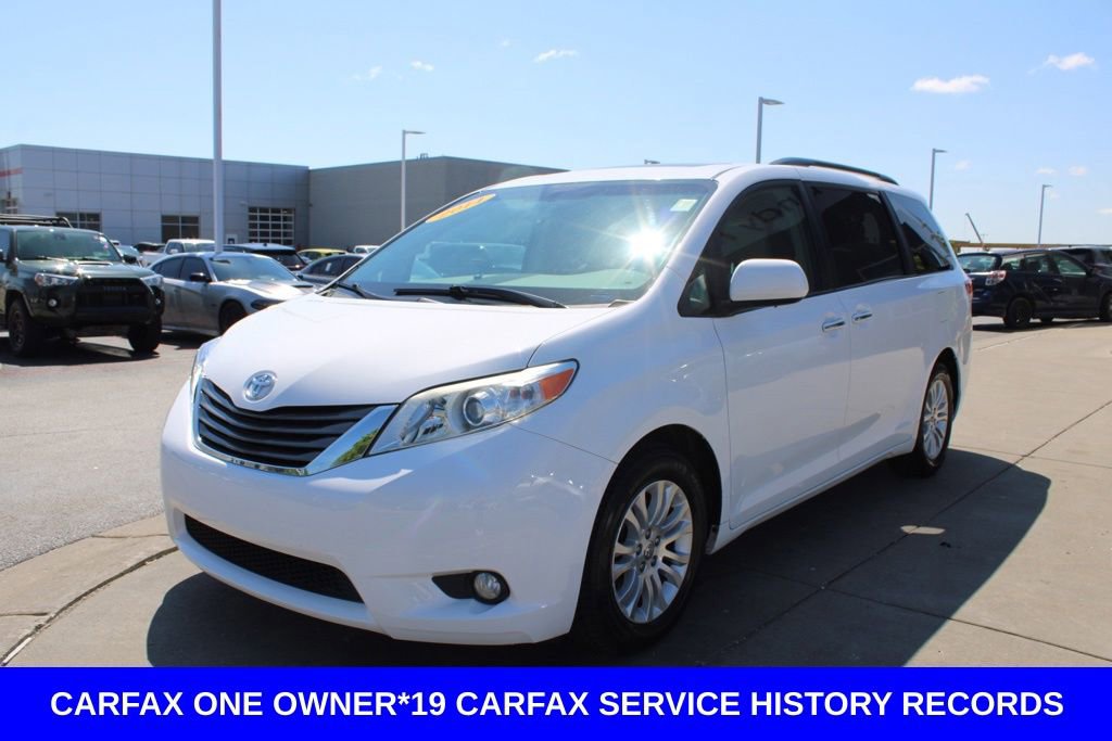 Used 2014 Toyota Sienna XLE w/ XLE Premium Package FWD image 3
