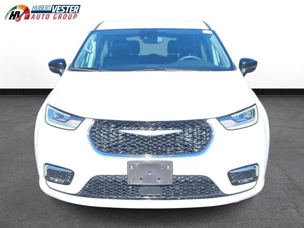 Used 2024 Chrysler Pacifica Touring-L FWD image 3