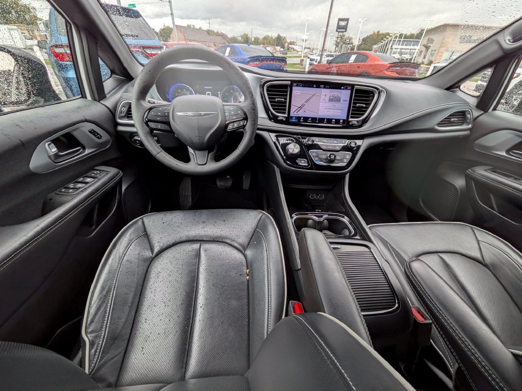 Used 2025 Chrysler Pacifica Limited FWD image 12