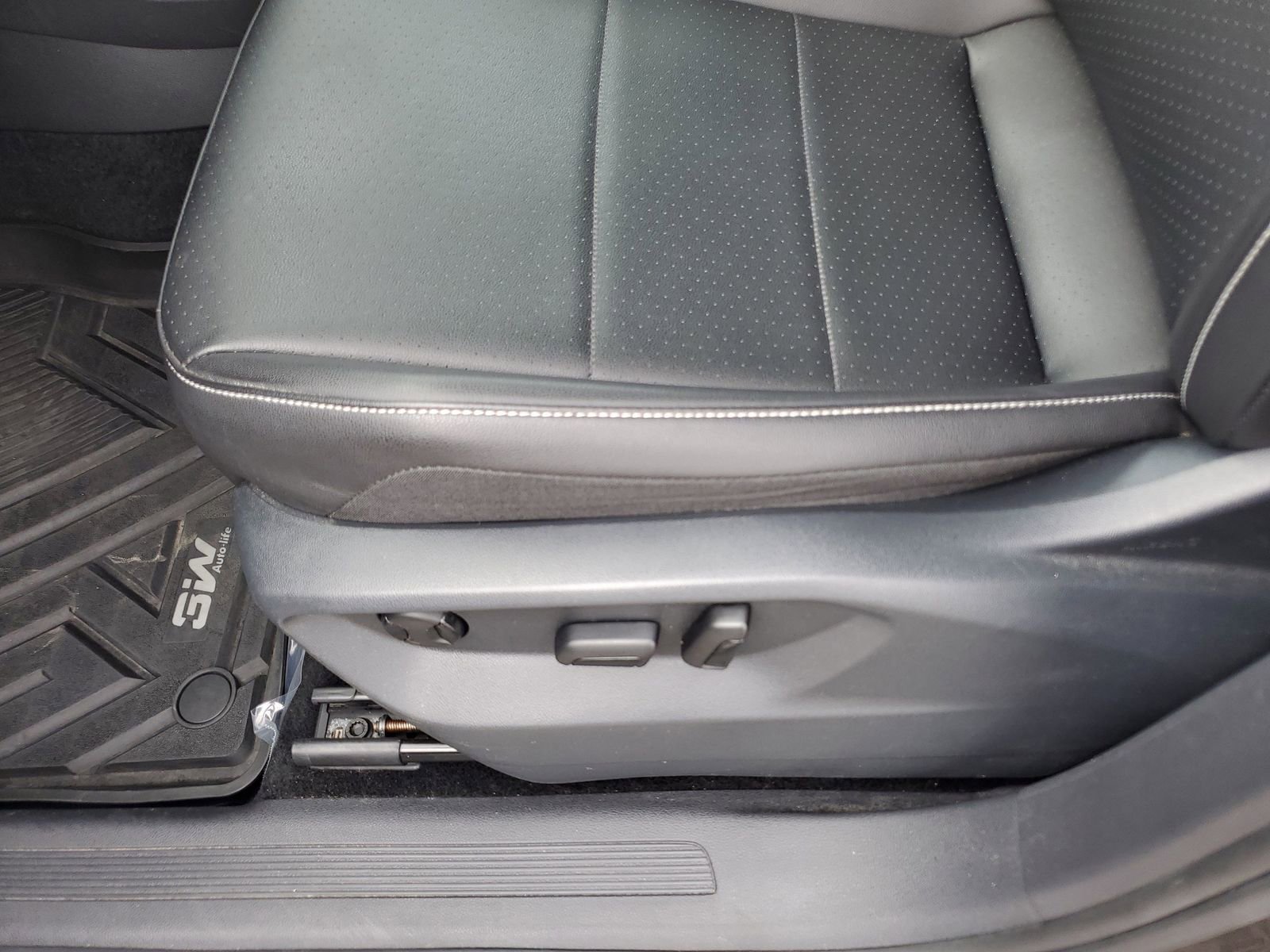 Used 2021 Volkswagen Tiguan SEL AWD/4WD image 17