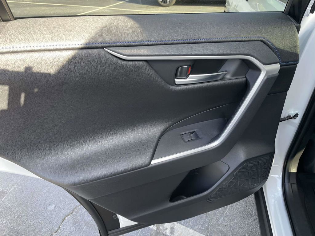 Used 2025 Toyota RAV4 XSE AWD/4WD image 19