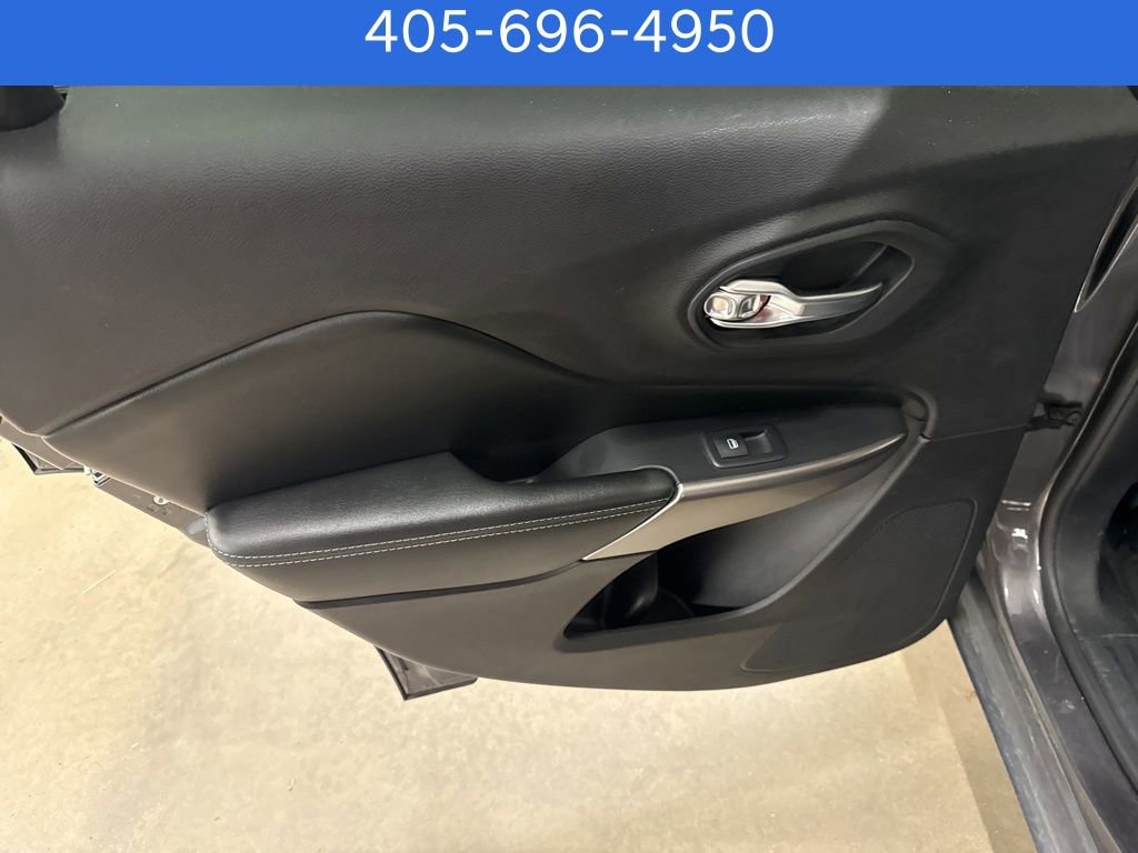 Used 2019 Jeep Cherokee Limited image 18