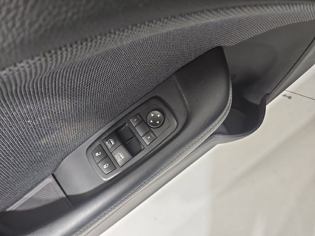 Used 2016 Dodge Challenger SXT w/ Driver Convenience Group RWD image 12