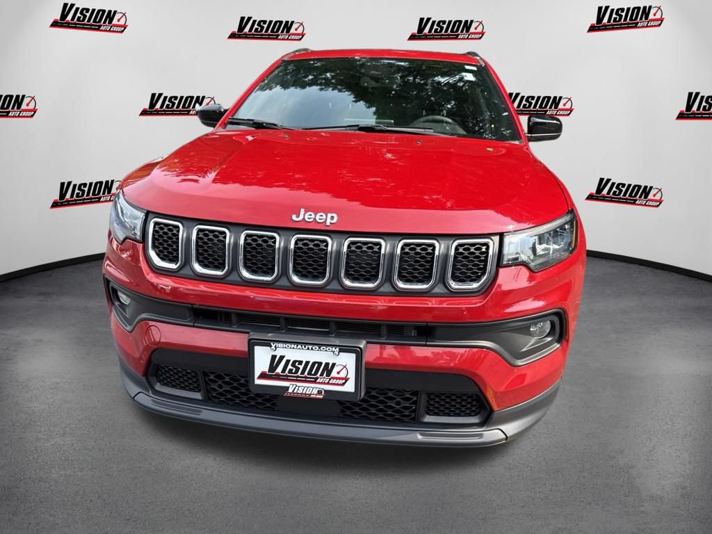 Used 2023 Jeep Compass Latitude w/ Convenience Group AWD/4WD image 2