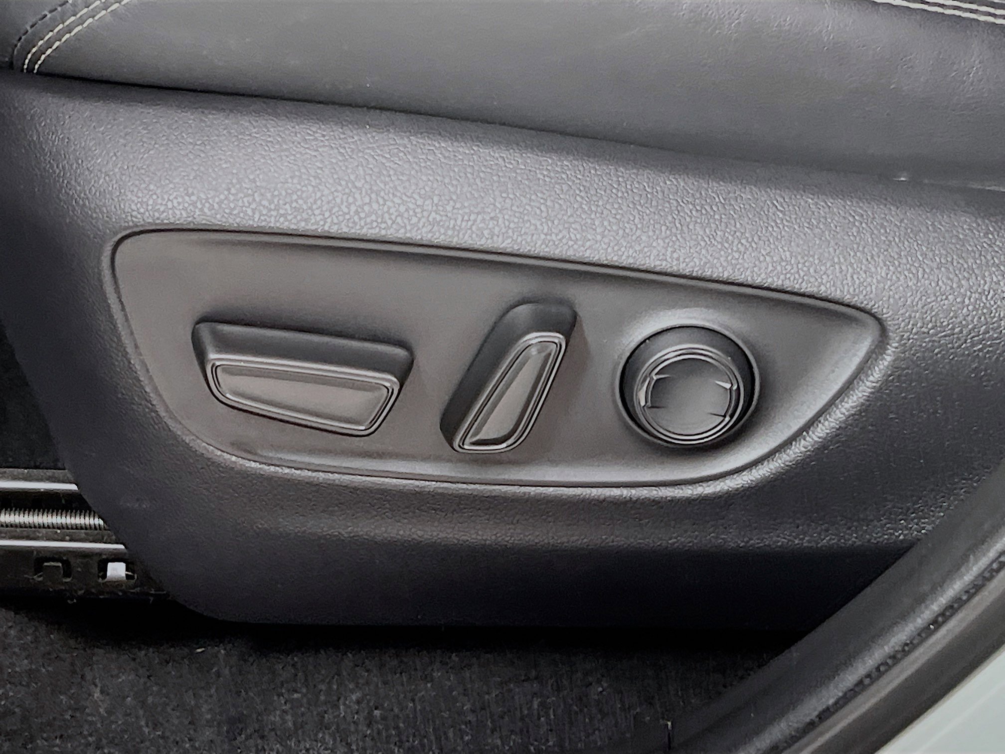 Used 2022 Toyota RAV4 XLE Premium image 16