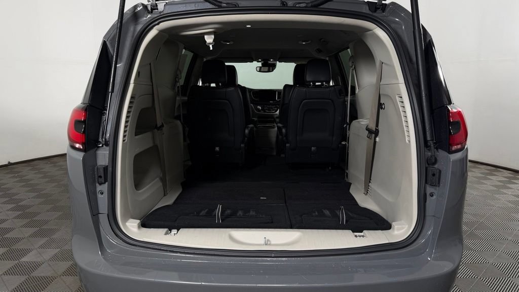 Used 2022 Chrysler Pacifica Touring-L FWD image 11
