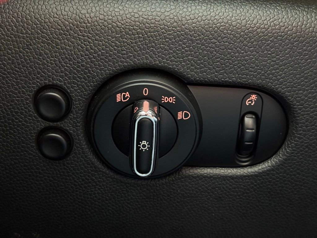 Used 2017 MINI Cooper 4-Door Hardtop image 18