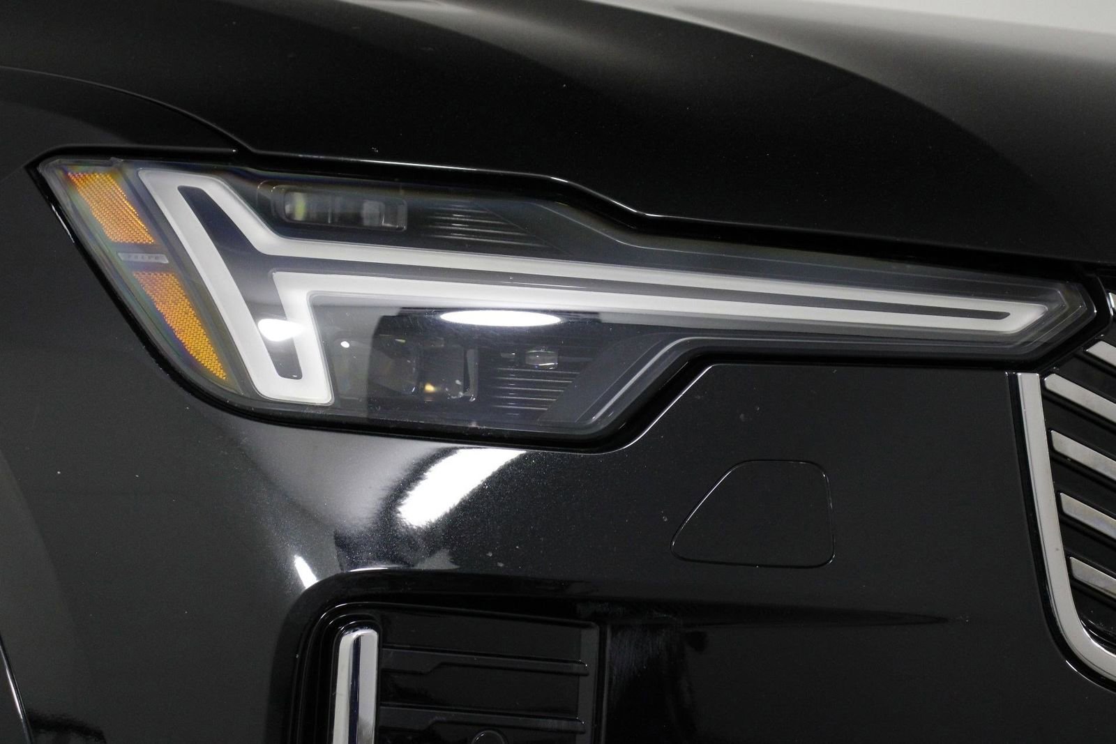 Certified 2025 Volvo XC90 B6 Ultra image 26