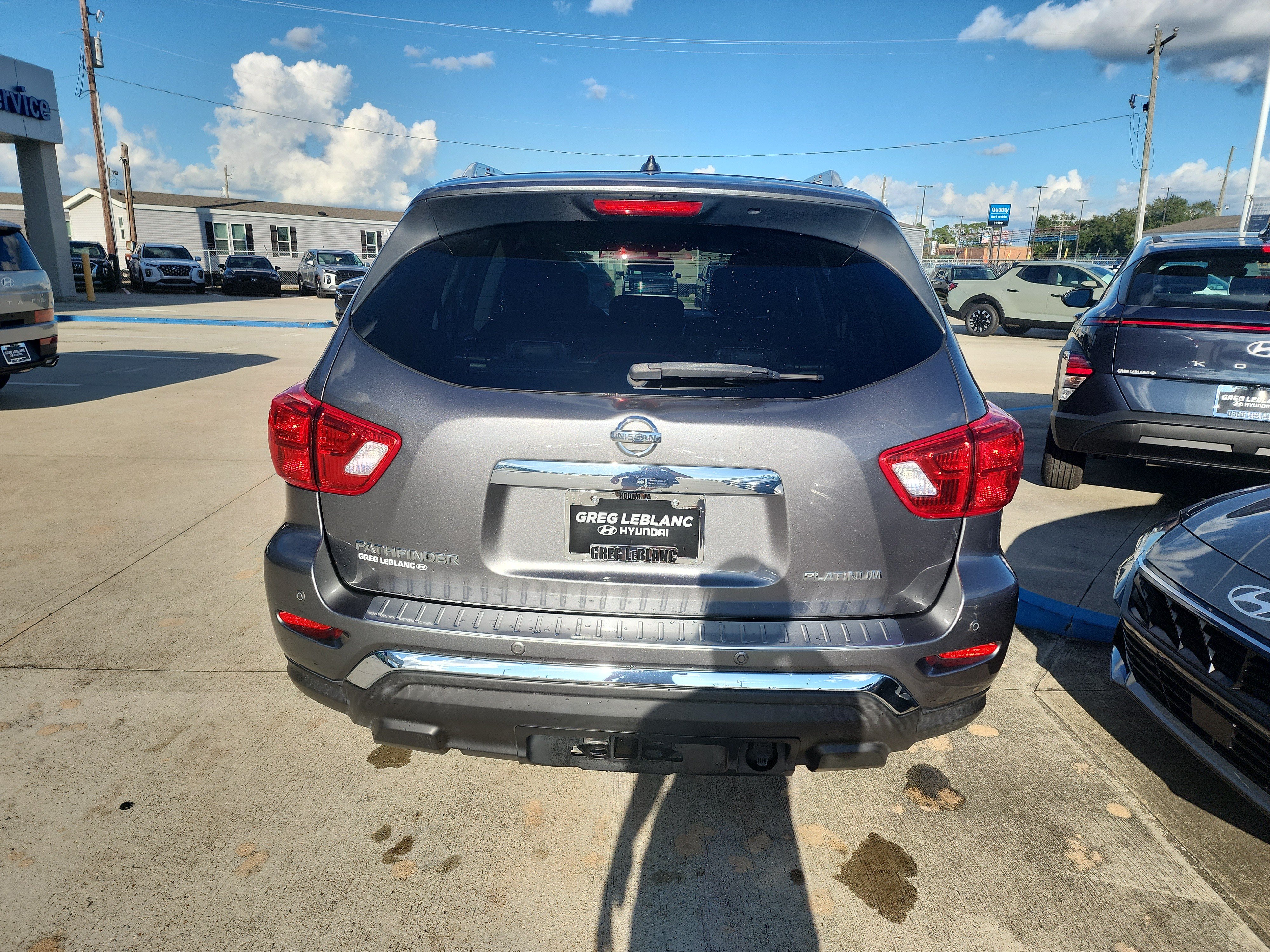 Used 2017 Nissan Pathfinder Platinum w/ Family Entertainment Package FWD image 6