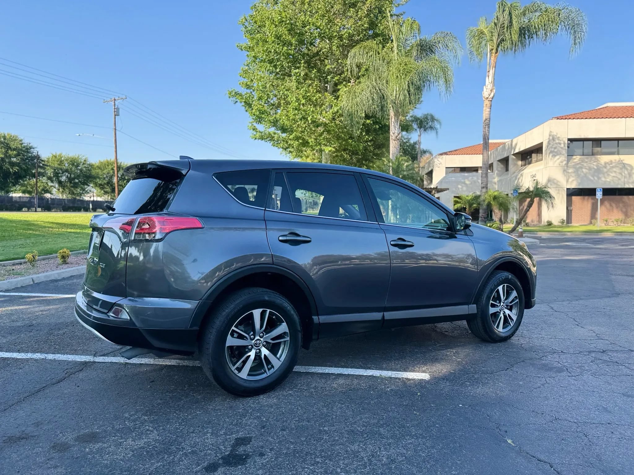 Used 2018 Toyota RAV4 XLE w/ Carpet Mat Package FWD image 25