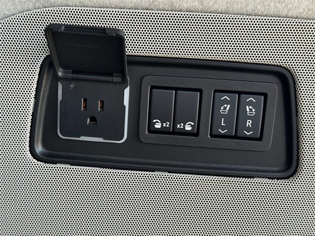 Certified 2025 Cadillac Escalade ESV Premium Luxury Platinum w/ LPO, Radiant Package image 14