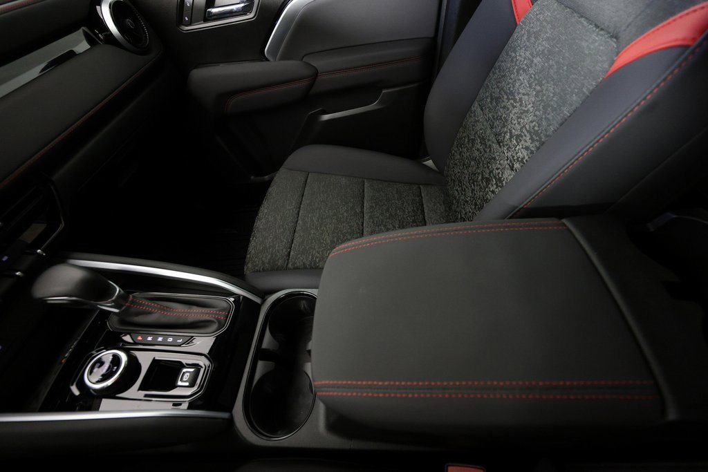 Used 2024 Chevrolet Colorado Z71 w/ Z71 Convenience Package 2 image 33