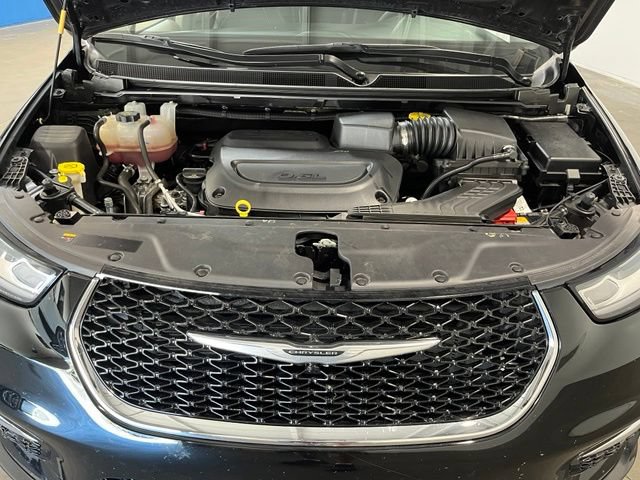Used 2024 Chrysler Pacifica Touring-L FWD image 9