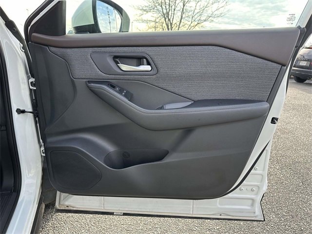 Used 2023 Nissan Rogue SV image 10