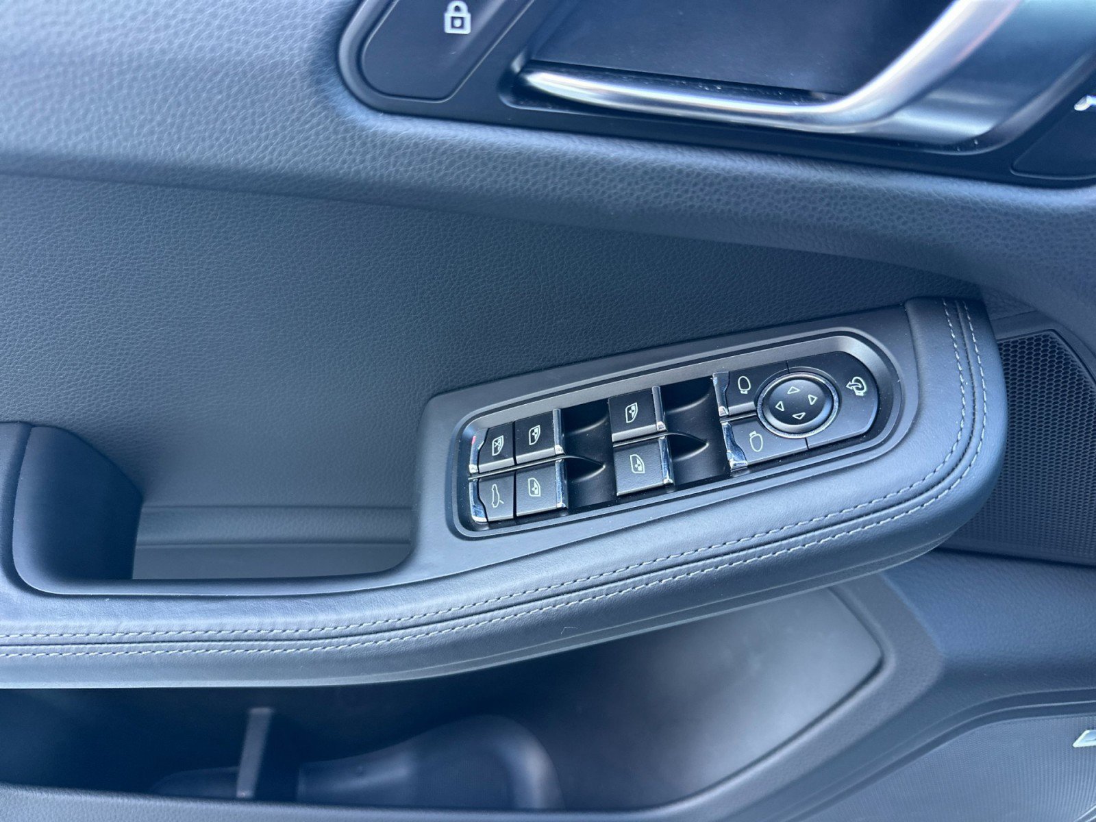 Certified 2025 Porsche Macan Turbo image 12