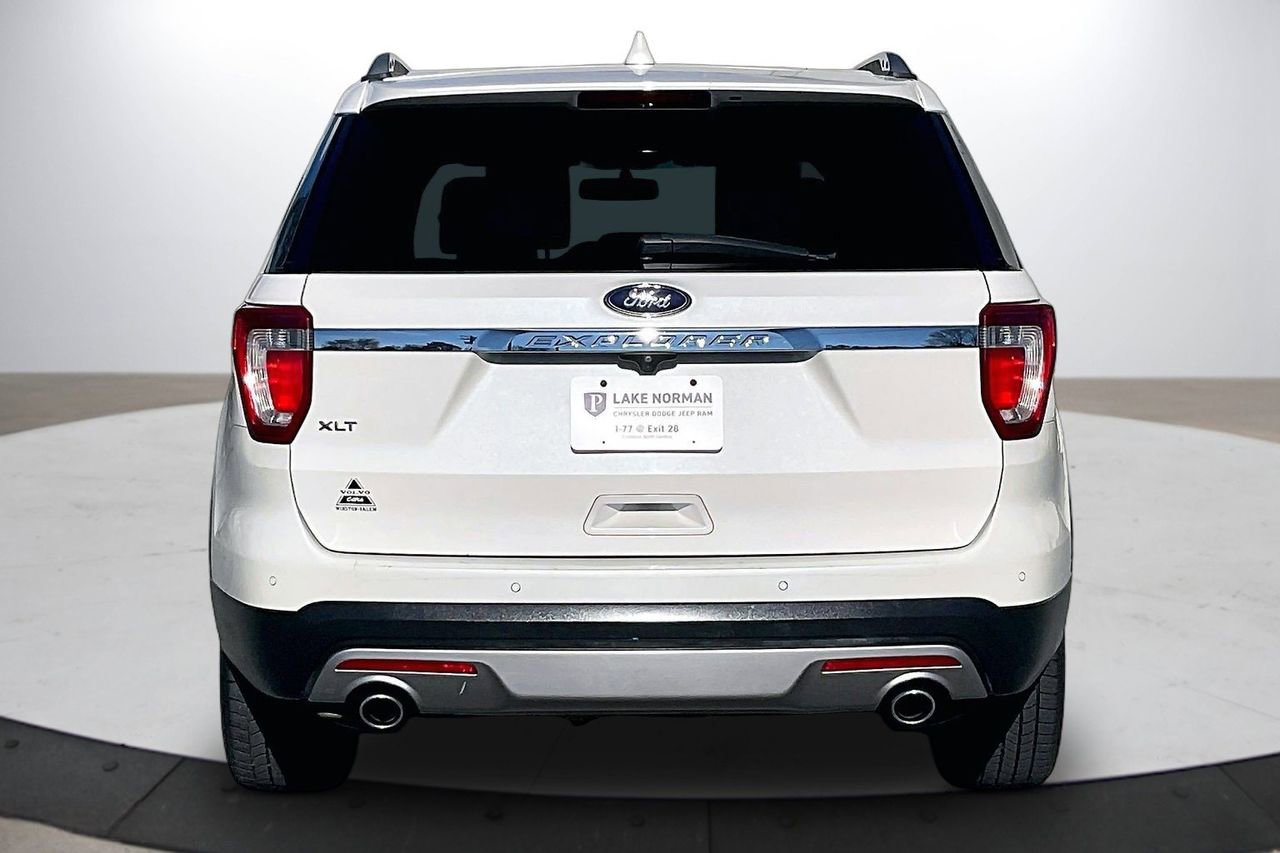 Used 2017 Ford Explorer XLT w/ Equipment Group 202A image 8