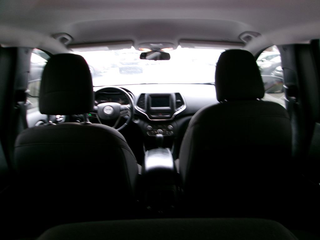 Used 2019 Jeep Cherokee Latitude w/ Cold Weather Group image 7