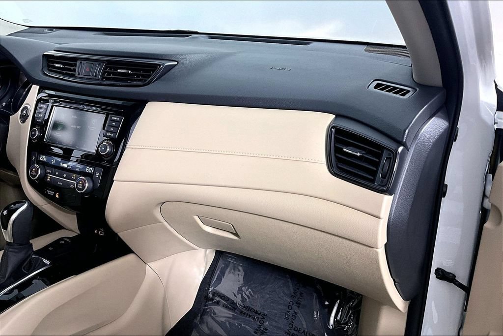 Used 2019 Nissan Rogue SV w/ Premium Package FWD image 16