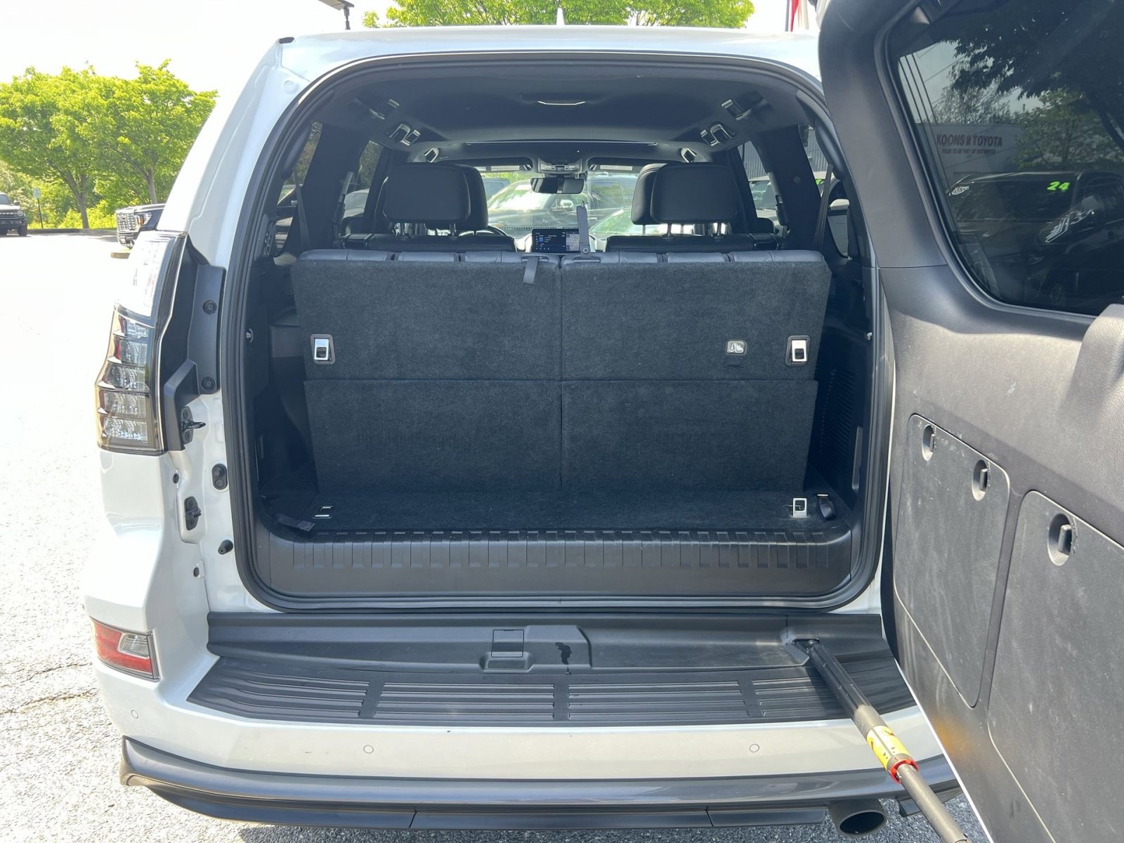 Used 2023 Lexus GX 460 Luxury w/ Sport Design Package AWD/4WD image 27