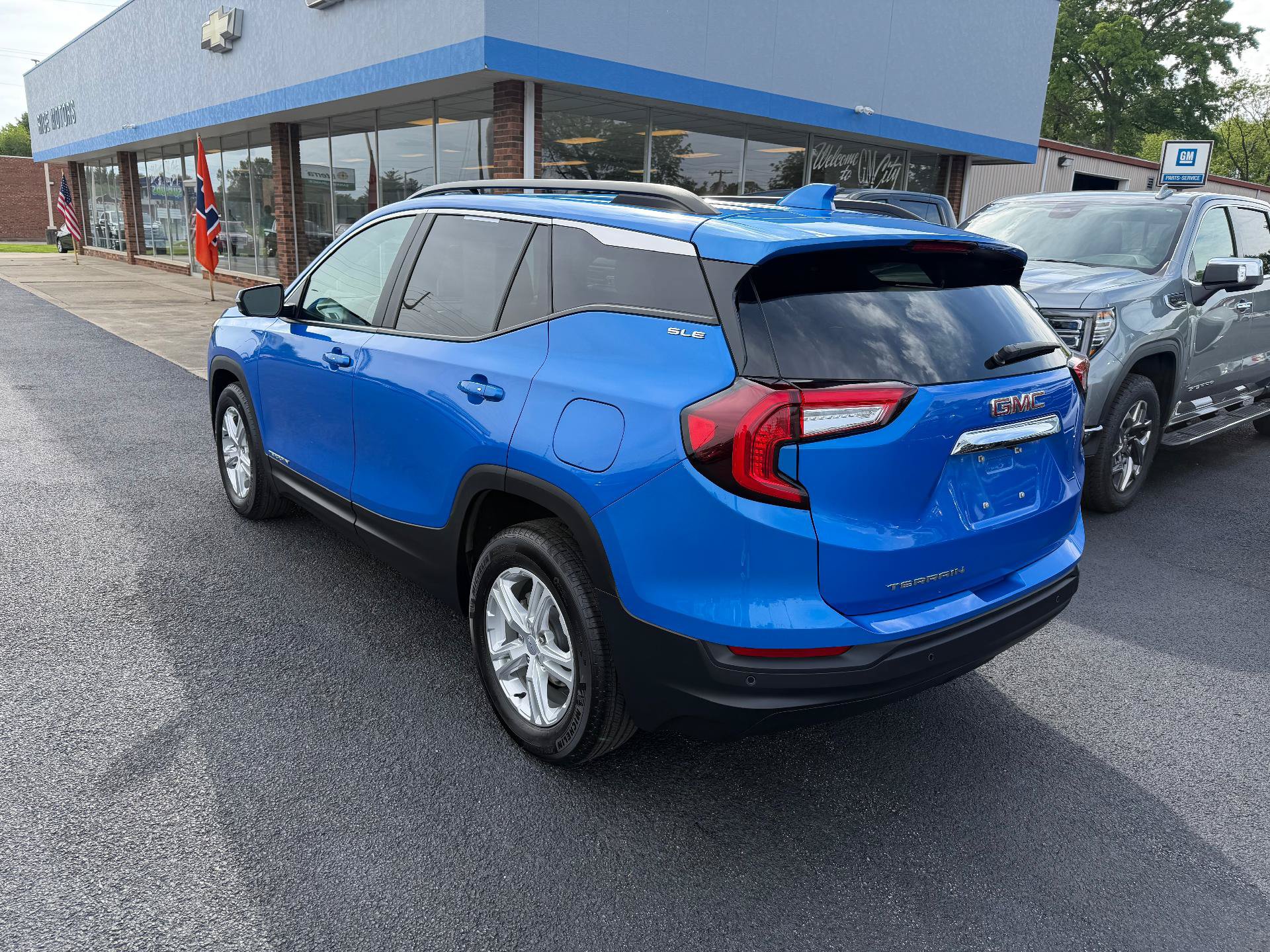 Used 2024 GMC Terrain SLE w/ Driver Convenience Package FWD image 3