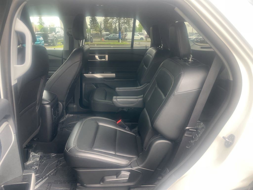 Used 2024 Ford Explorer XLT w/ Equipment Group 202A image 8