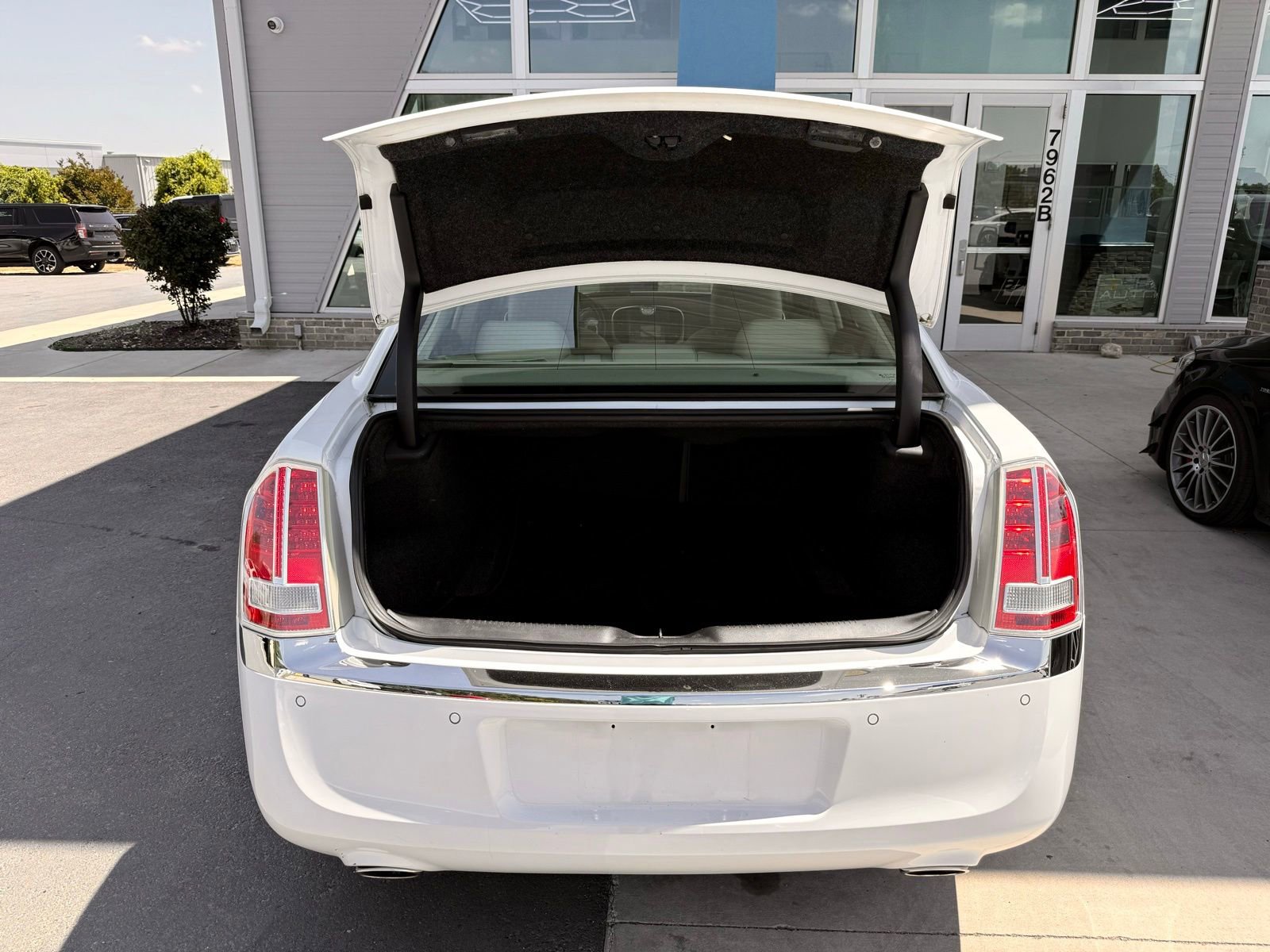 Used 2011 Chrysler 300 C w/ Sound Group RWD image 22