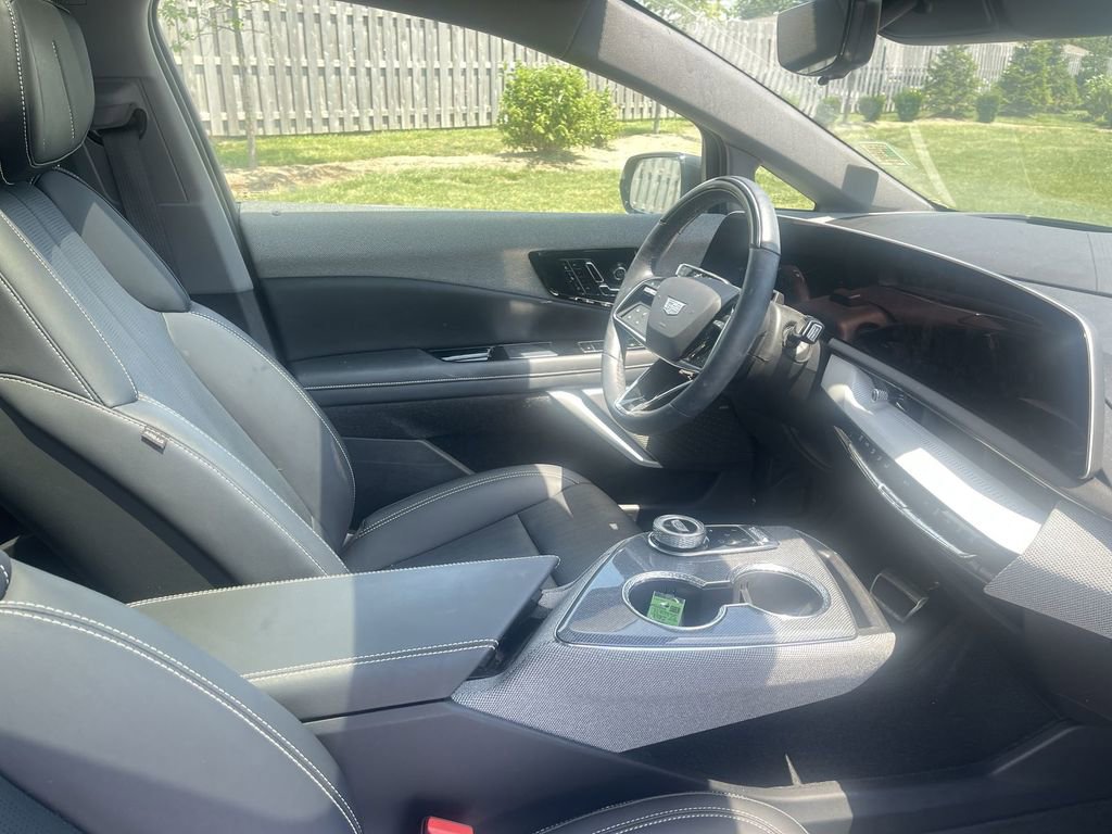 Certified 2025 Cadillac Optiq Luxury 2 w/ LPO, Floor Liner Package AWD/4WD image 27