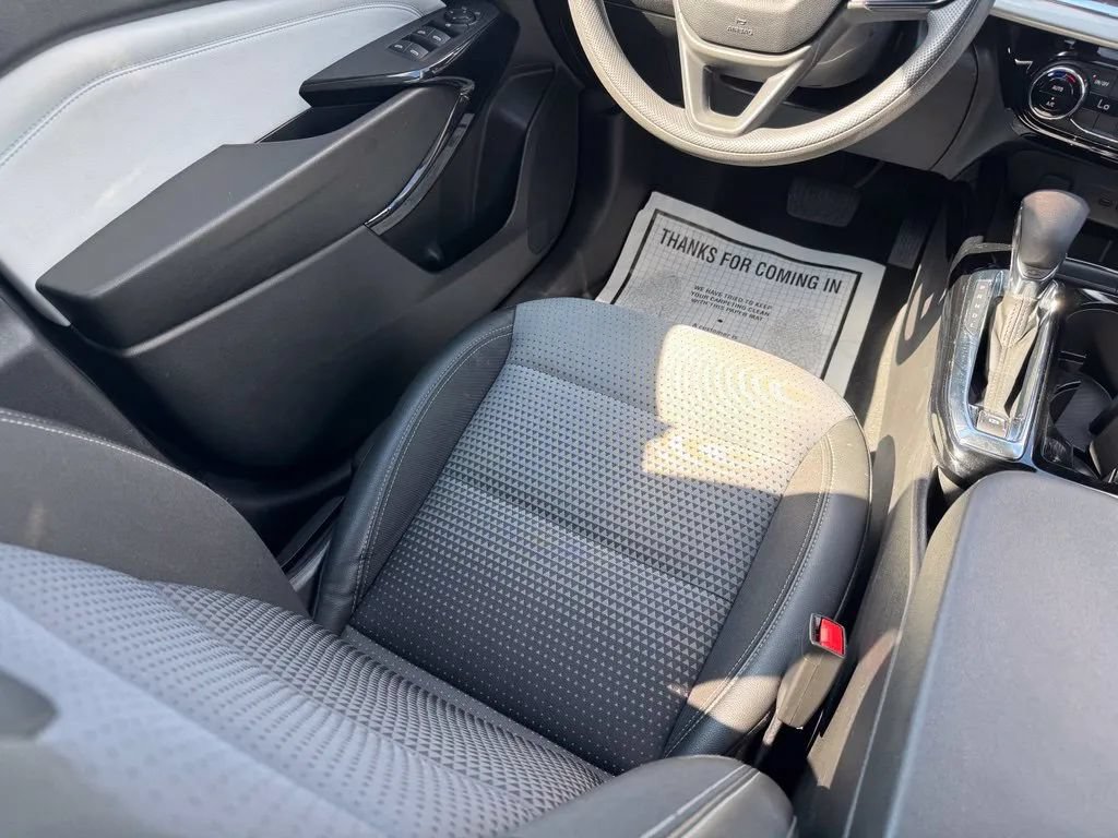 Used 2025 Chevrolet Trax LT FWD image 21