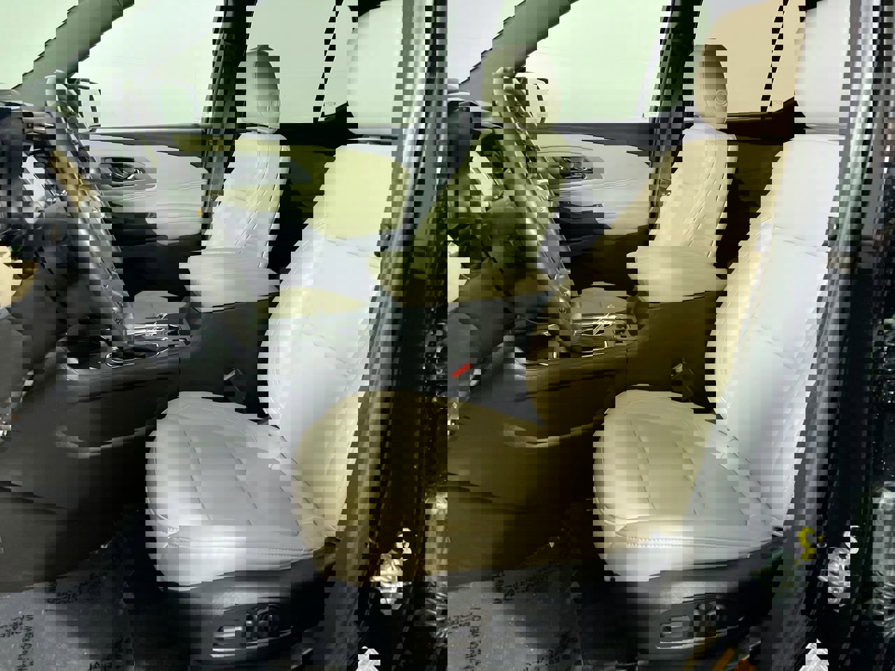 Used 2023 Chevrolet Traverse LT image 12