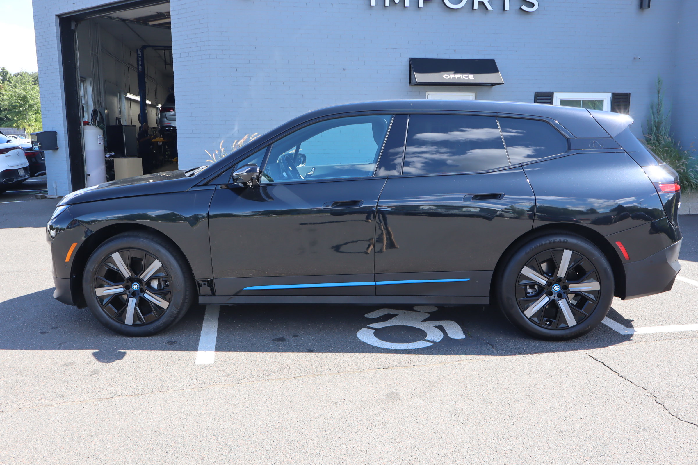 Used 2025 BMW iX xDrive50 w/ Convenience Package AWD/4WD image 10