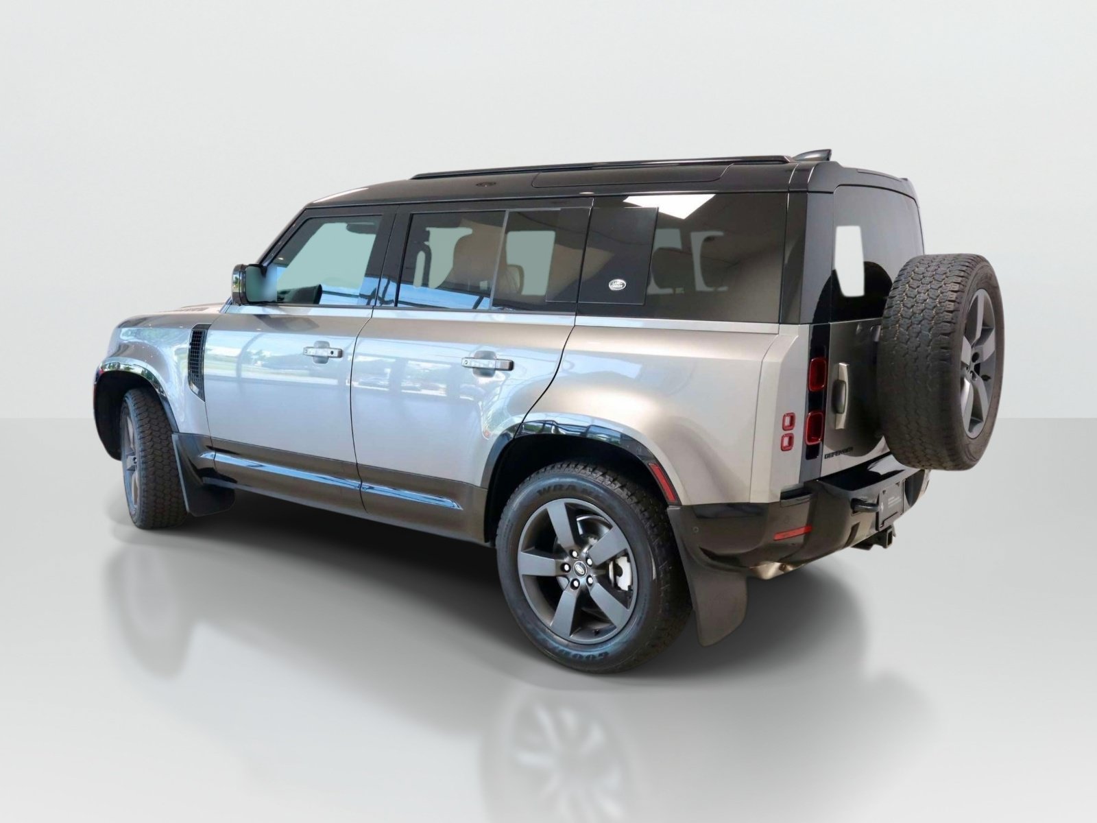 Used 2024 Land Rover Defender 110 X-Dynamic SE AWD/4WD image 3