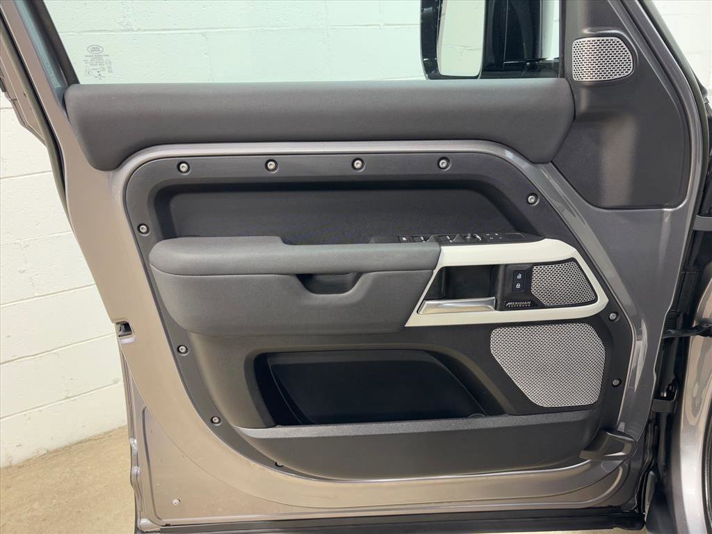Used 2023 Land Rover Defender 130 SE image 24