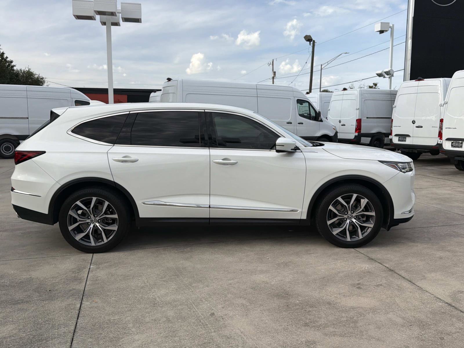 Used 2022 Acura MDX SH-AWD w/ Technology Package image 2