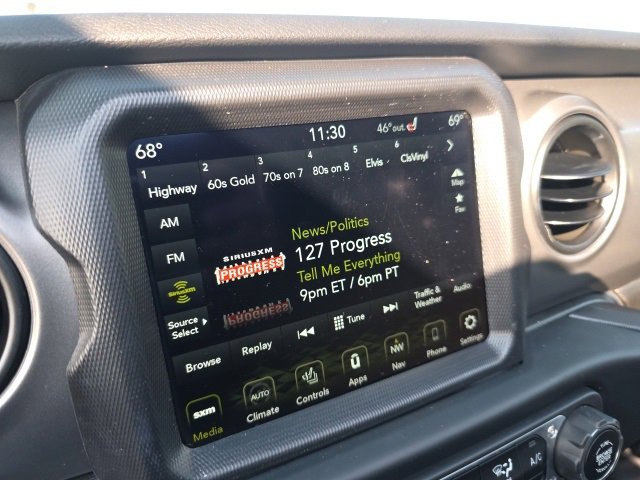 Used 2023 Jeep Wrangler Unlimited w/ Sun & Screen Package image 22