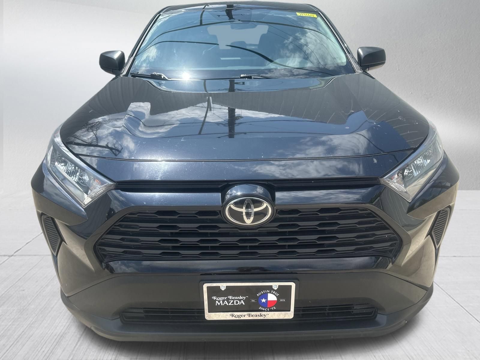 Used 2022 Toyota RAV4 LE FWD image 2