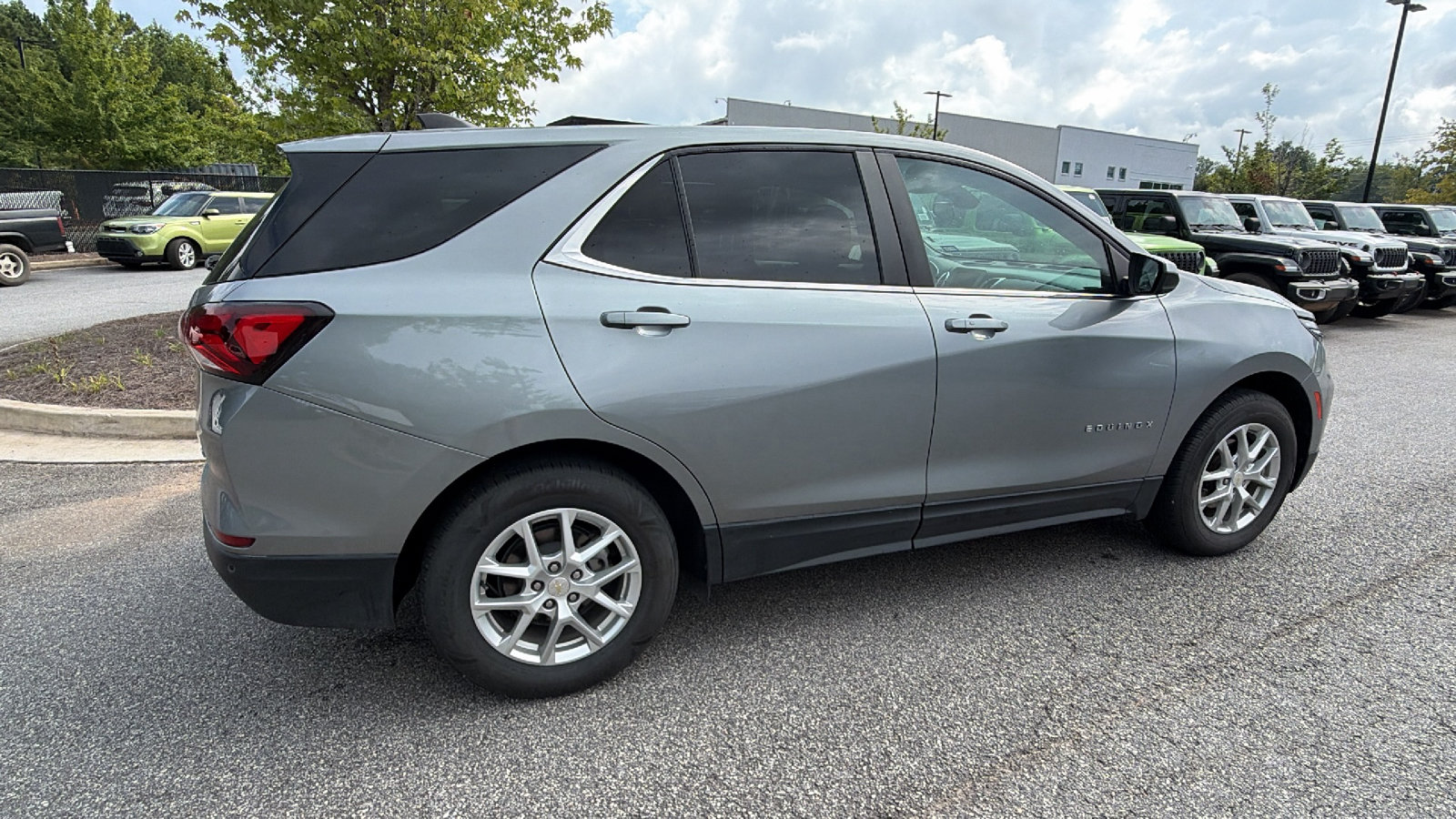 Used 2024 Chevrolet Equinox LT FWD image 8